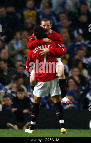 **RITRASMESSO A QUALITÀ MIGLIORATA** Wayne Rooney di Manchester United celebra il suo obiettivo di apertura contro Wigan Athletic durante la finale della Carling Cup al Millennium Stadium di Cardiff, domenica 26 febbraio 2006. Punteggio finale: Manchester United 4 - Wigan 0. PREMERE ASSOCIAZIONE foto. Il credito fotografico dovrebbe essere: Rui Vieira/PA Foto Stock