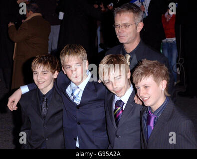 Il regista Stephen Daldry con gli attori musicali Billy Elliot, (da sinistra a destra) Leon Cooke, George Maguire, Liam Mower e James Lomas, che arrivano per i Laurence Olivier Awards, al London Hilton on Park Lane, nel centro di Londra, domenica 26 febbraio 2006. PREMERE ASSOCIAZIONE FOTO. Il credito fotografico dovrebbe essere: Steve Parsons/PA Foto Stock