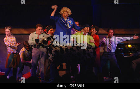 I membri del cast suonano una scena di Billy Elliot, durante i Laurence Olivier Awards, al London Hilton on Park Lane, nel centro di Londra, domenica 26 febbraio 2006. PREMERE ASSOCIAZIONE FOTO. Il credito fotografico dovrebbe essere: Yui Mok/PA Foto Stock