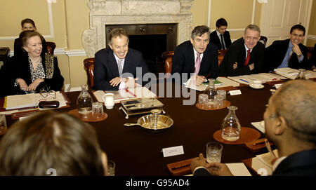 Il primo ministro britannico Tony Blair (2° L) e il Cancelliere dello scacchiere Gordon Brown (3° L) incontrano il gruppo della lobby 'Stop Climate Chaos' nel 10 Downing Street, Londra, martedì 28 febbraio 2006. All'incontro partecipano anche il Ministro dell'ambiente Margaret Beckett (L) e il Ministro dello sviluppo d'oltremare Hillary Benn (2° R). Vedere PA storia POLITICA clima. PREMERE ASSOCIAZIONE foto. Il credito fotografico dovrebbe essere: Andrew Stuart/AFP/WPA Rota/PA. Foto Stock