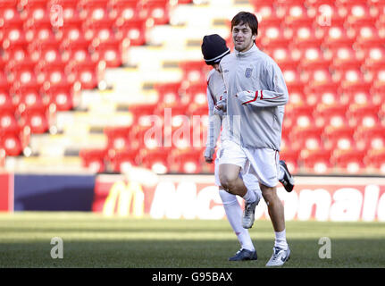 Joe Cole in Inghilterra durante una sessione di formazione ad Anfield, Liverpool, martedì 28 febbraio 2006, in vista della loro amichevole partita internazionale contro l'Uruguay domani. Vedi la storia della Pennsylvania SOCCER Inghilterra. PREMERE ASSOCIAZIONE foto. Il credito fotografico dovrebbe essere: Martin Rickett/PA. Foto Stock