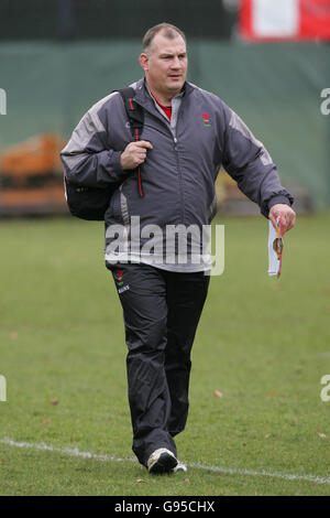 Il allenatore del Galles Mike Ruddock durante una sessione di allenamento ai Sophia Gardens di Cardiff, giovedì 9 febbraio 2006, in vista della partita delle 6 nazioni RBS contro la Scozia di domenica. PREMERE ASSOCIAZIONE foto. Il credito fotografico dovrebbe essere: David Davies/PA. Foto Stock