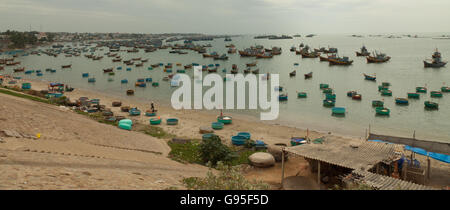 Tradizionali barche da pesca, Mui Ne, Vietnam. Foto Stock