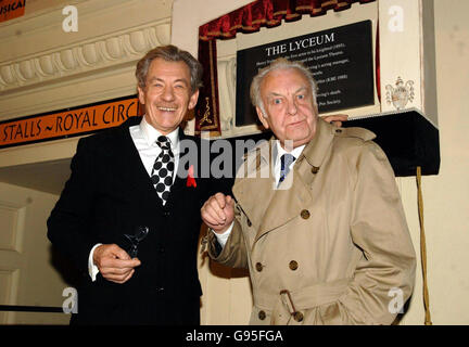 Sir Ian McKellen (L) e Sir Donald Sinden presentano una targa al Lyceum Theatre, nel centro di Londra, per celebrare il centenario della morte del primo cavaliere teatrale di Briziano, Sir Henry Irving, lunedì 13 febbraio 2006. PREMERE ASSOCIAZIONE foto. Il credito fotografico dovrebbe essere: Steve Parsons/PA. Foto Stock