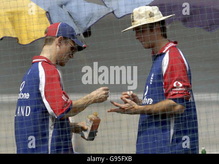 Il capitano dell'Inghilterra Michael Vaughan riceve una certa attenzione alla sua mano dal medico di squadra Peter Gregory durante la pratica della rete al randello di Cricket dell'India, stadio di Brabourne, Bombay, India, mercoledì 15 febbraio, 2006. Vedi storia della PA CRICKET Inghilterra. PREMERE ASSOCIAZIONE foto. Il credito fotografico dovrebbe essere: Rebecca Naden/PA. Foto Stock