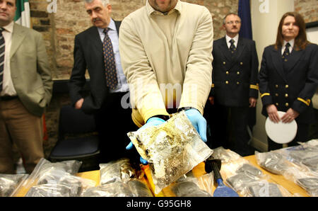 Droghe di polizia Foto Stock