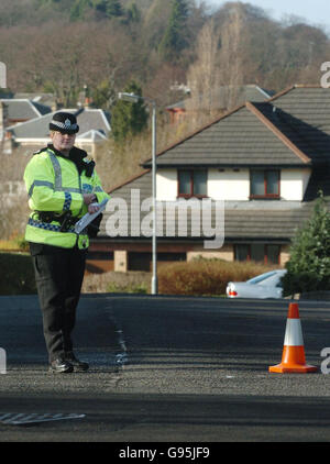 Cordone di polizia fuori Sherbrooke Gardens, nella zona Pollokshields di Glasgow, Venerdì 17 febbraio 2005. Un uomo era in una condizione seria in ospedale dopo che è stato sparato giù fuori della sua casa sulla strada. La polizia di Strathclyde sta trattando la sparatoria, alle 18:50 ieri sera, come tentato omicidio. Il sospetto, che è bianco e indossava abiti scuri, si pensa di essere scappato in un veicolo visto in velocità dalla scena. Guarda la storia della PA SCOTLAND Shooting. PREMERE ASSOCIAZIONE FOTO. IL CREDITO FOTOGRAFICO DOVREBBE ESSERE DANNY Lawson /PA Foto Stock