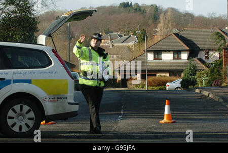 Cordone di polizia fuori Sherbrooke Gardens, nella zona Pollokshields di Glasgow, Venerdì 17 febbraio 2005. Un uomo era in una condizione seria in ospedale dopo che è stato sparato giù fuori della sua casa sulla strada. La polizia di Strathclyde sta trattando la sparatoria, alle 18:50 ieri sera, come tentato omicidio. Il sospetto, che è bianco e indossava abiti scuri, si pensa di essere scappato in un veicolo visto in velocità dalla scena. Guarda la storia della PA SCOTLAND Shooting. PREMERE ASSOCIAZIONE FOTO. IL CREDITO FOTOGRAFICO DOVREBBE ESSERE DANNY Lawson /PA Foto Stock