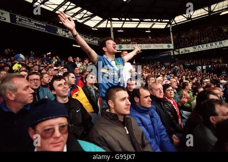 Calcio - fa Carling Premiership - Everton / Liverpool. Un fan di Everton affronta il freddo per rallegrarsi della sua squadra Foto Stock