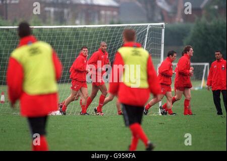 Pierre Van Hooijdonk, Nottingham Forest si gira per guardare la prima squadra allenarsi mentre si accingeva con le riserve Foto Stock