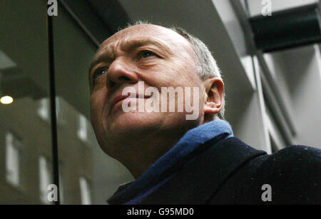 Ken Livingstone arriva per un'audizione disciplinare nel centro di Londra, giovedì 23 febbraio 2006. Il Sindaco di Londra si trova di fronte a domande relative a presunte osservazioni antisemetiche rivolte ad un giornalista standard serale Oliver Finegold. Vedi PA Story TRIBUNAL Livingstone. PREMERE ASSOCIAZIONE foto. Il credito fotografico dovrebbe essere: Chris Young/PA Foto Stock