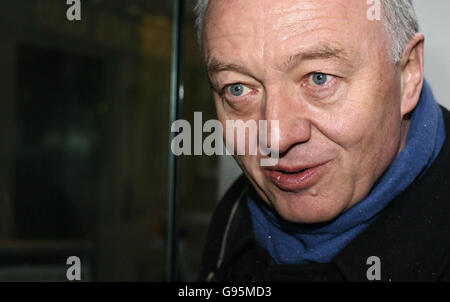 Ken Livingstone arriva per un'audizione disciplinare nel centro di Londra, giovedì 23 febbraio 2006. Il Sindaco di Londra si trova di fronte a domande relative a presunte osservazioni antisemetiche rivolte ad un giornalista standard serale Oliver Finegold. Vedi PA Story TRIBUNAL Livingstone. PREMERE ASSOCIAZIONE foto. Il credito fotografico dovrebbe essere: Chris Young/PA Foto Stock