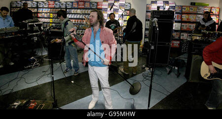 Mik Tierney, cantante principale della band rock irlandese Republic of Loose, canta mentre la band esegue il loro nuovo singolo vergogna al negozio HMV di Dublino venerdì 24 febbraio 2006. PREMERE ASSOCIAZIONE foto. Il credito fotografico dovrebbe essere: Niall Carson/PA. Foto Stock