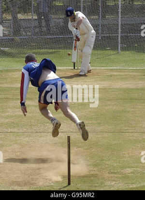 Il bowler inglese Simon Jones si ciotola ad Andrew Flintoff nelle reti mentre la loro squadra gioca l'ultimo giorno del tour match contro l'XI del presidente della direzione indiana al campo di cricket IPCL, Baroda, India. Foto Stock