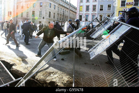 Centinaia di manifestanti repubblicani si scontrano con la polizia antisommossa nel centro di Dublino per bloccare una sfilata dell'Ordine arancione e delle vittime della violenza dell'IRA, sabato 25 febbraio 2006. Circa una dozzina di fuochi d'artificio, barricate di metallo, bottiglie e pietre sono stati gettati a Gardai come marchers lealisti si sono riuniti a 100 metri di distanza. Due Gardai hanno subito lesioni alla testa mentre i fuochi d'artificio sono esplosi. Decine di Gardai extra in attrezzatura piena rivolta sono stati chiamati in un tentativo di sedare i disordini. Vedi la storia della PA IRISH Parade. PREMERE ASSOCIAZIONE foto. Il credito fotografico dovrebbe essere: Niall Carson/PA Foto Stock