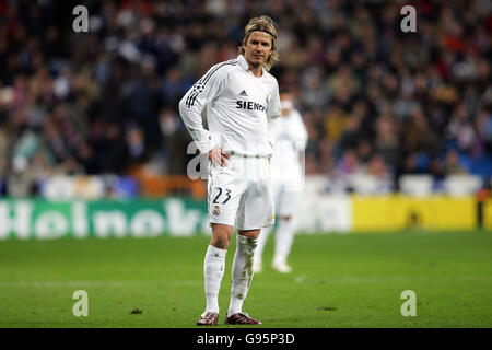 Calcio - UEFA Champions League - Round of 16 - prima tappa - Real Madrid / Arsenal - Santiago Bernabeu. David Beckham del Real Madrid è stato abbattuto Foto Stock