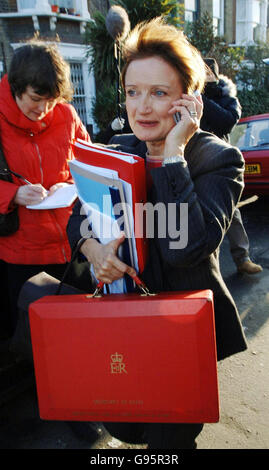 Tessa Jowell lascia la sua casa a nord di Londra, martedì 28 febbraio 2006. Il Segretario alla Cultura dovrà affrontare oggi ulteriori speculazioni sul suo futuro in mezzo a un crescente solco sulle sue finanze private. Ieri, Tony Blair si è allontanato dal suo collega beleaguered sopra sostiene che un'ipoteca che lei ha autorizzato sulla sua casa matrimoniale è stata pagata fuori da suo marito con una presunta tangente. Vedi PA storia POLITICA Jowell. PREMERE ASSOCIAZIONE foto. Il credito fotografico dovrebbe essere: Fiona Hanson/PA. Foto Stock