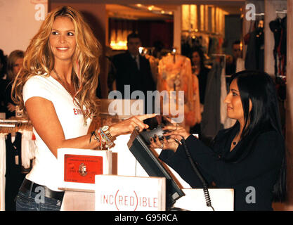 Elle Macpherson lancia la RED Card American Express presso il grande magazzino Harvey Nichols a Knightsbridge, nel centro di Londra, mercoledì 1 marzo 2006. American Express RED è stato lanciato come parte di Product Red, una nuova iniziativa economica creata dal frontman degli U2 Bono. Per ogni sterlina spesa sulla carta American Express donerà un minimo dell'1% alle donne e ai bambini affetti da HIV e AIDS in Africa. PREMERE ASSOCIAZIONE foto. Il credito fotografico dovrebbe essere: John Stillwell/PA Foto Stock