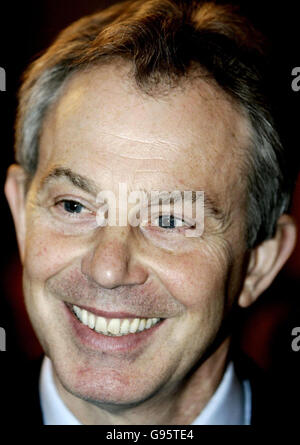 Il primo ministro britannico Tony Blair sorride durante un ricevimento per ringraziare i vigili del fuoco coinvolti nel deposito del petrolio di Buncefield, Hertfordshire, l'anno scorso, al 10 Downing Street, Londra, mercoledì 1 marzo 2006. PREMERE ASSOCIAZIONE foto. Il credito fotografico dovrebbe essere: Andrew Parsons/WPA Rota/PA Foto Stock