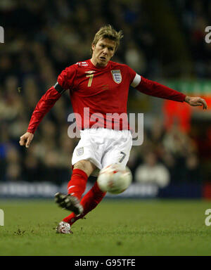 Calcio - International friendly - Inghilterra / Uruguay - Anfield. David Beckham inglese in azione contro l'Uruguay Foto Stock