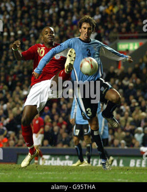 Calcio - International friendly - Inghilterra / Uruguay - Anfield. Darren Bent dell'Inghilterra e Diego Godin dell'Uruguay Foto Stock