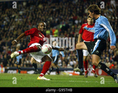 Calcio - International friendly - Inghilterra / Uruguay - Anfield. Darren Bent dell'Inghilterra e Diego Godin dell'Uruguay Foto Stock