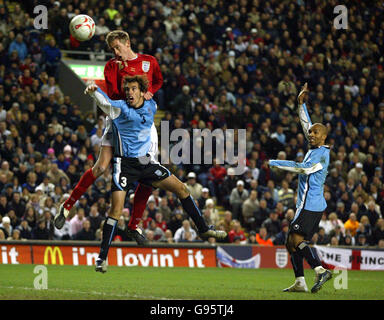 Peter Crouch dell'Inghilterra segna l'obiettivo di equalizzazione contro l'Uruguay Foto Stock