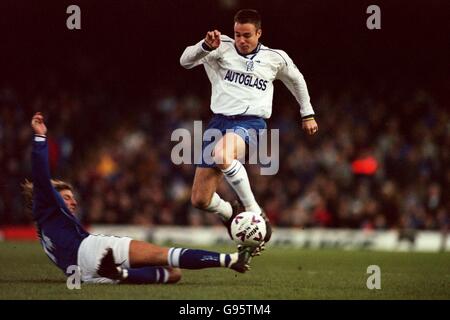 Il Graeme le Saux di Chelsea (a destra) è affrontato da Leicester City's. Robbie Savage (sinistra) Foto Stock