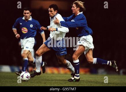 Calcio - fa Carling Premiership - Leicester City / Chelsea. Robbie Savage di Leicester City (a destra) si trova sul Chelsea's Gustavo Poyet (a sinistra) Foto Stock