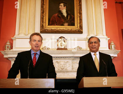 Il primo ministro britannico Tony Blair e il primo ministro pakistano Shaukat Aziz (a destra) al numero 10 di Downing Street nel centro di Londra, lunedì 6 marzo 2006, prima di pianificare un discorso a una conferenza sugli aiuti e lo sviluppo internazionale. Aziz, che è arrivato in Gran Bretagna domenica, è anche in programma di incontrare il capo del Tesoro Gordon Brown e il segretario agli esteri Jack Straw. PREMERE ASSOCIAZIONE foto. Il credito fotografico dovrebbe essere: Peter Macdiarmid/Getty/PA Foto Stock