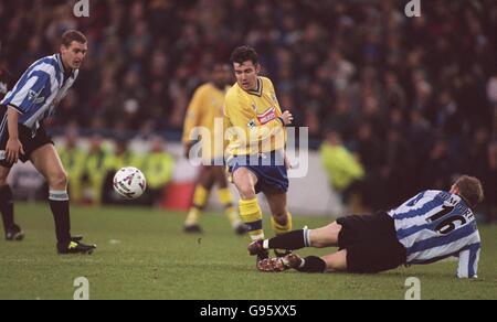 Calcio - fa Carling Premiership - Sheffield Mercoledì v Leicester City. Sheffield Wednesday's Ritchie Humphries è affrontato da Muzzy Izzet di Leicester City mentre il suo compagno di squadra Andy Booth guarda avanti Foto Stock