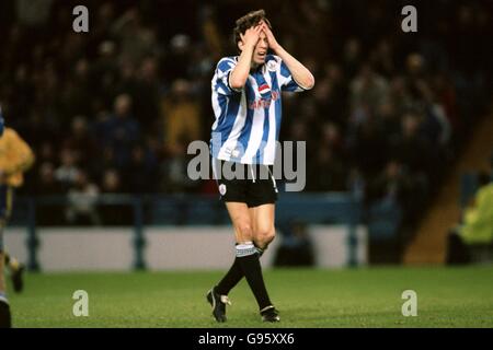 Calcio - fa Carling Premiership - Sheffield Mercoledì v Leicester City. Petter Rudi di Sheffield Wednesday tiene la testa dopo aver perso una semplice possibilità di fare l'equalizzatore subito dopo che Leicester City aveva segnato Foto Stock