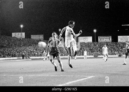 Calcio - amichevole - Chelsea / New York Cosmos - Stamford Bridge. Giorgio Chinaglia (r) del New York Cosmos spara per Goal, guardato da Ron Harris (l) del Chelsea Foto Stock
