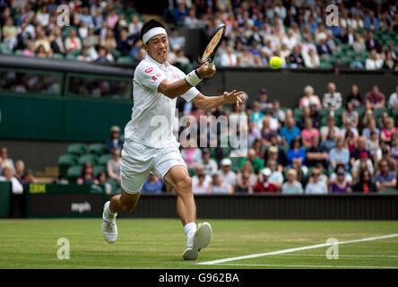 Kei Nishikori in azione contro Julien Benneteau il quarto giorno del Wimbledon Championships all'All England Lawn tennis and Croquet Club, Wimbledon. Foto Stock