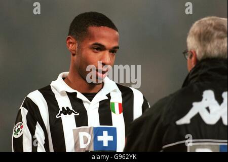 Thierry Enrico di Juventus (a sinistra) ascolta il suo allenatore Marcello Lippi (destra) Foto Stock