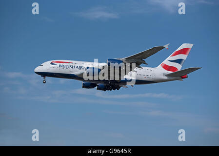 British Airways Airbus A 380-841 g di registrazione-XLEH arrivando all'Aeroporto di Londra Heathrow. SCO 10,462. Foto Stock