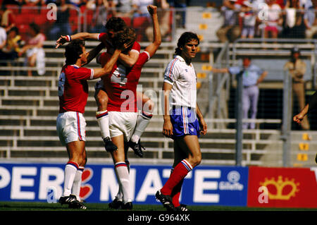 Bryan Robson in Inghilterra festeggia con i compagni di squadra Trevor Francis e Terry Butcher dopo aver segnato l'obiettivo più veloce nella storia della Coppa del mondo. Foto Stock