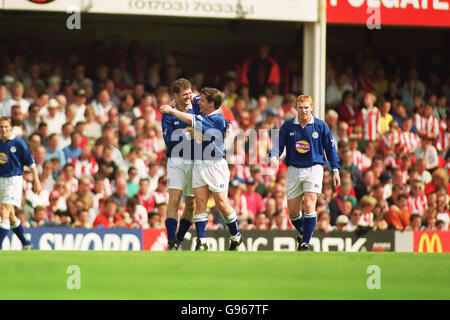 Ian Marshall di Leicester City celebra il suo obiettivo con il compagno di squadra Tony Cottee Foto Stock