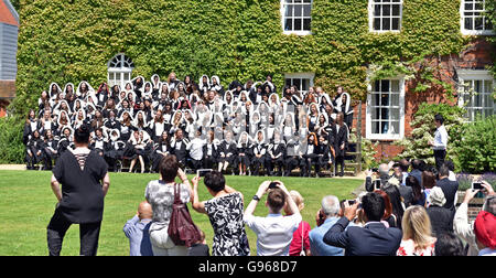 Gli studenti sono assemblati a Scandicci ha College di Cambridge per loro laurea foto indossando foderato di pelliccia cappe e abiti Foto Stock