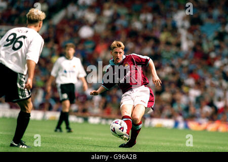 Calcio - Coppa UEFA Intertoto 3° turno 1° tappa - West Ham United contro FC Jokerit. Steve Lomas del West Ham United (r) passando la palla come Petri Helin (l) del FC Jokerit guarda sopra Foto Stock