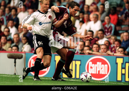 Petri Helin (l) del FC Jokerit che affronta Frank Lampard di West Ham United Foto Stock