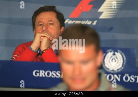 Il boss della Ferrari Jean Todt tiene d'occhio il David della McLaren Coulthard durante la conferenza stampa Foto Stock