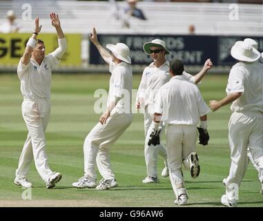 Cricket - seconda prova - Inghilterra / Nuova Zelanda - terza giornata. Aftab Habib in Inghilterra è catturato dietro da Nathan Astle della Nuova Zelanda dopo il bowling da Geoff Allott Foto Stock