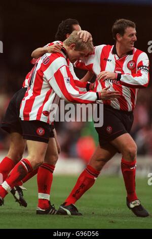 Egil Ostenstad si congratula con i compagni di squadra Hassan Kachloul e Matthew Le Tissier dopo aver segnato il primo gol di Southampton Foto Stock