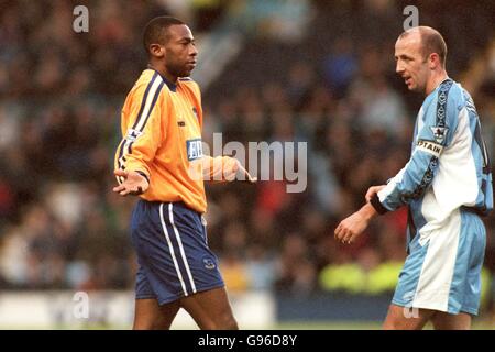 Calcio - fa Carling Premiership - Coventry City / Derby County. Paolo Wanchope della contea di Derby (a sinistra) sembra perplesso quando Gary McAllister (a destra) di Coventry City gli fa rotolare le maniche Foto Stock