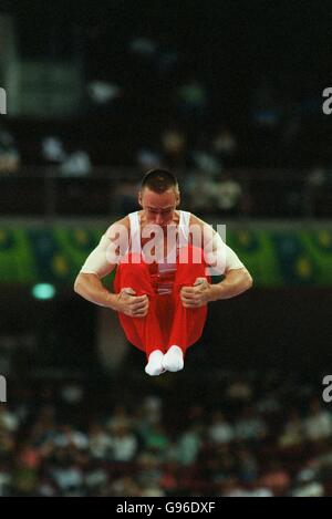 Ginnastica - 16° Commonwealth Games - Kuala Lumpur, Malesia. Ross Brewer di Inghilterra somersaulting Foto Stock