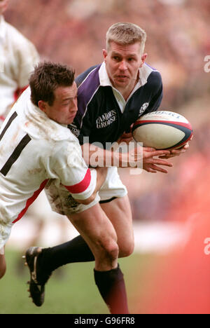 Rugby Union - Five Nations Championship - Inghilterra / Scozia. La Scozia Glenn Metcalfe (a destra) è affrontata da Dan Luger inglese (a sinistra) Foto Stock