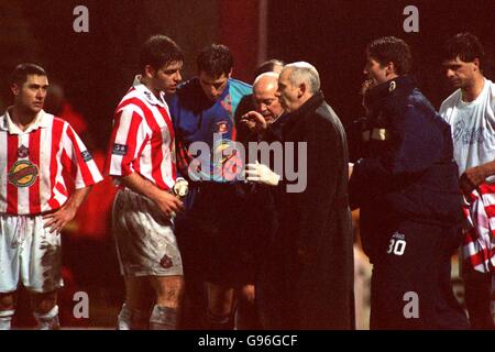 Niall Quinn di Sunderland (a destra) si prepara ad assumere le mansioni di portiere mentre Thomas Sorensen è diretto con il direttore di Sunderland Peter Reid contro Bradford City Foto Stock