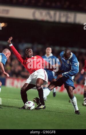 Calcio - AXA fa Cup - Sesto turno Replay - Chelsea / Manchester United. Andy Cole del Manchester United combatte con Bernard Lambourde del Chelsea Foto Stock