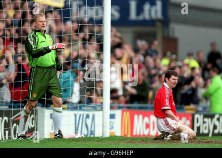 Calcio - fa Carling Premiership - Wimbledon contro Manchester United. Peter Schmeichel e Denis Irwin del Manchester United reagiscono dopo che Jason Euell di Wimbledon ha ottenuto il punteggio Foto Stock